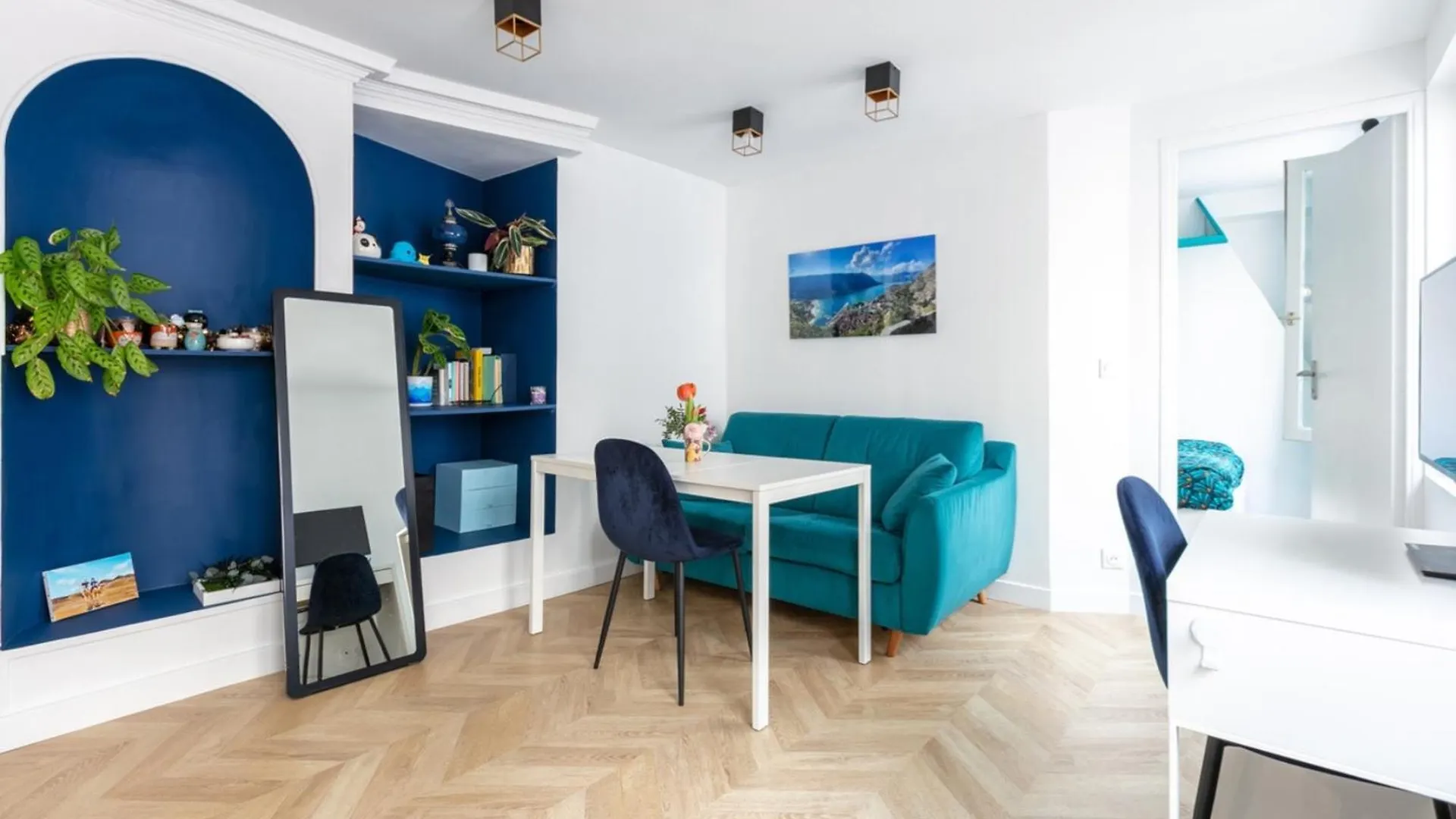 Charme Bleu Chaussee D'antin By Weekome Paris
